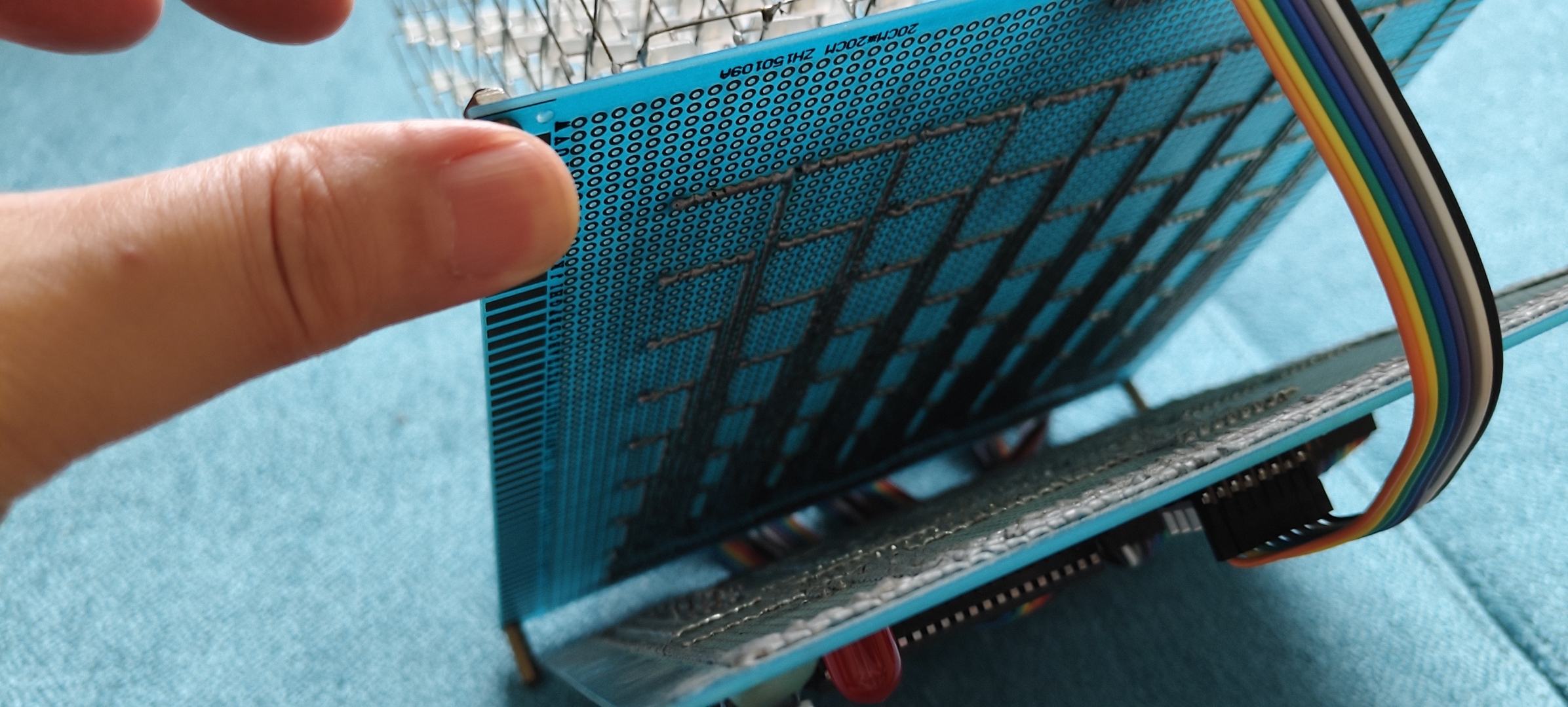 LED cube upper grid and vertical supports